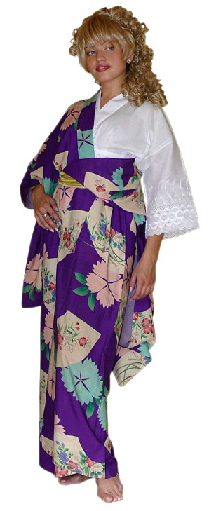 японское страинное женское кимоно и хадаги