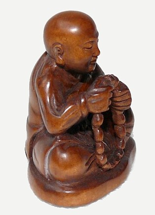 буддийский монах с четками, нэцкэ из кипариса