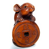 японская нецке Мышь с монеткой, 1950-е гг., кипарис