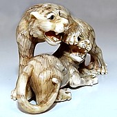 япоснкая нэцкэ из слоновой кости Играющие Тигры
