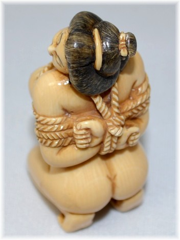 японская нэцкэ из слоновой кости ПЛЕННИЦА, 1920-30-е гг.