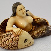  Нецки. японская антикварная нэцкэ из слоновой кости Женщина с рыбой