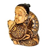 японская антикварная нэцкэ в виде одного из Семи Богов Счастья Эбису с рыбой в руках