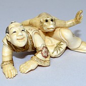 япоснкая антикварная нэцкэ Мужчина с обезьянкой, слоновая кость