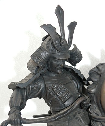 японская антикварная бронзовая статуэтка Самурай. Деталь