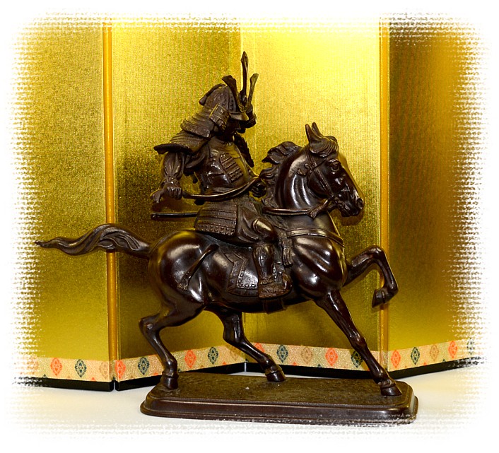 японская кабинетная бронзовая фигура самурая-всадника
