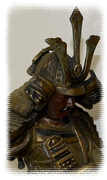 японский антиквариат: бронзовая фигура самурая на коне, 1900-е гг., деталь