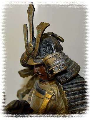 японский антиквариат: бронзовая фигура самурая на коне, 1900-е гг., деталь