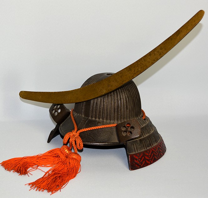 Японская кабинетная бронза: самурайский шлем КАБУТО