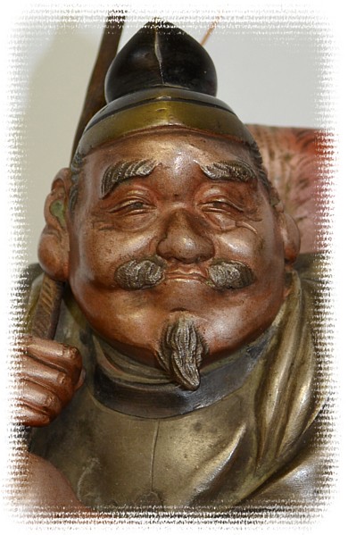 японская антикварная бронза: статуэтка Эбису с рыбой