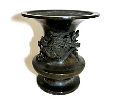 японская кабинетная бронза: антикварая бронзовая ваза с драконом