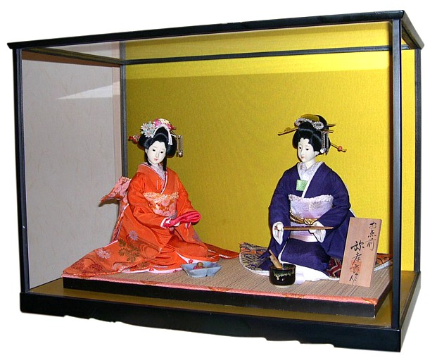 японские интерьерные куклы в стеклянной витрине