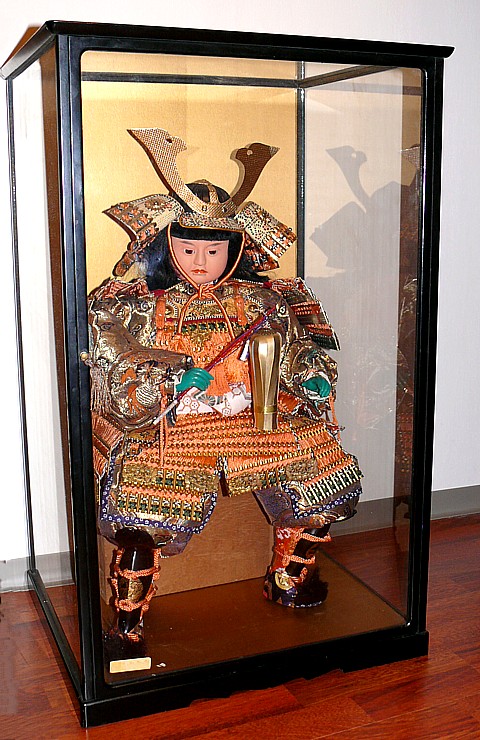 Самурай с командным жезлом, японская интерьерная кукла в стелянной витрине