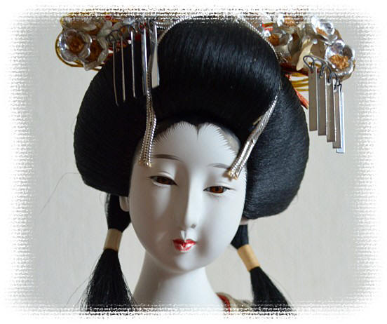 японская кукла Юная принцесса в дорогих парчовых кимоно