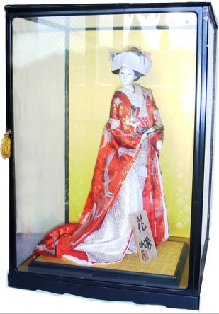 японская старинная кукла-невеста в свадебном кимоно