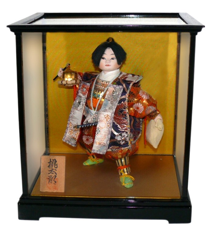 японская интерьерная стaринная кукла Юный самурай, одетый в военную накидку поверх доспехов, с катаной за поясом.