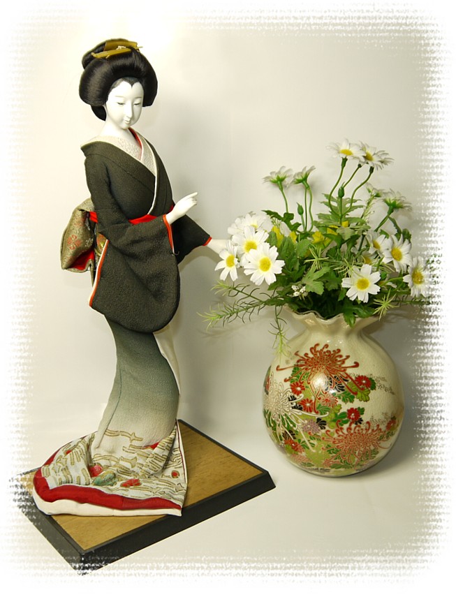 японская старинная кукла в интерьере