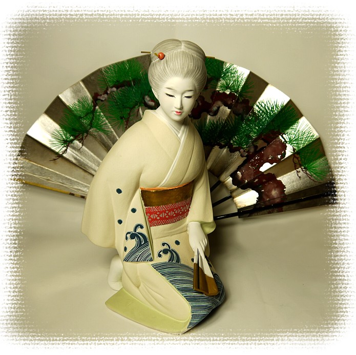 японское традиционное искусство: авторский веер и статуэтка из керамики