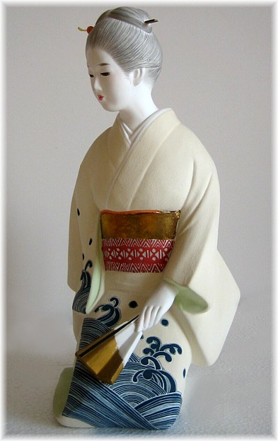 японская статуэтка из керамики Девушка в светлом кимоно, Хаката, 1950-е гг.
