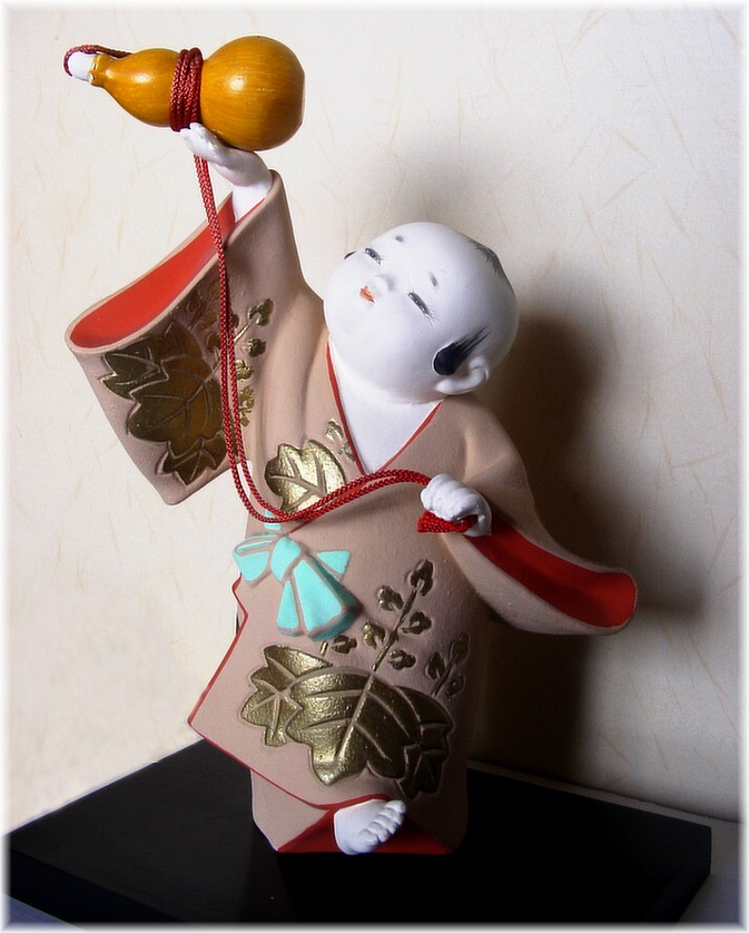 Мальчик с тыквой-горлянкой в руке, японская статуэтка из керамики, 1960-е гг..