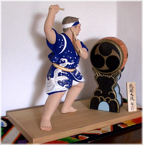 японская композиция из керамики  Барабанщик с большим барабаном Ко-дайко, авторская работа, 1980-е гг.