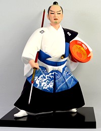 самурай с копьем и чашей для сакэ, японская статуэтка, Япония, 1980-е гг.