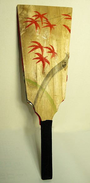 старинная японская ракетка для игры в воланы: роспись на оборотной стороне