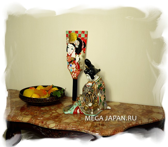 японское искусство: антикварная фарфоровая статуэтка и старинная ракетка для игры в воланы