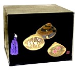 японский лаковый шкаф для коллекции с авторским рисунком