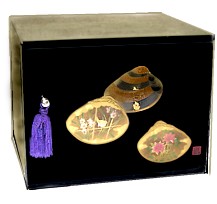 японский лаковый шкаф для коллекции с авторским рисунком