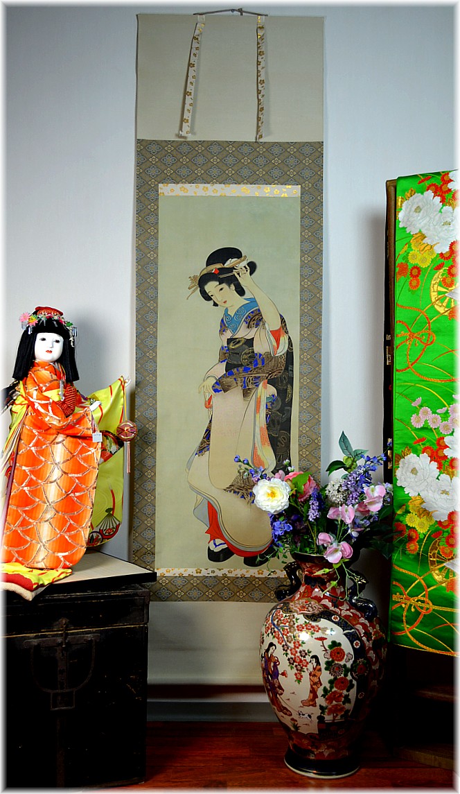 японский интерьер: антикварная ваза, трдиционная кукла и рисунок на свитке