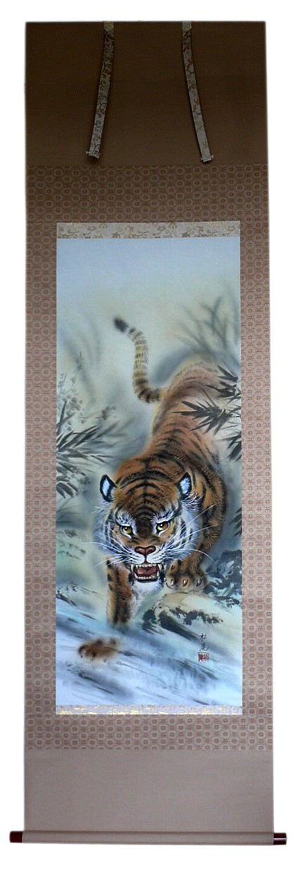 Тигр на охоте, японский рисунок на свитке. Цветная тушь, бумага, шелк