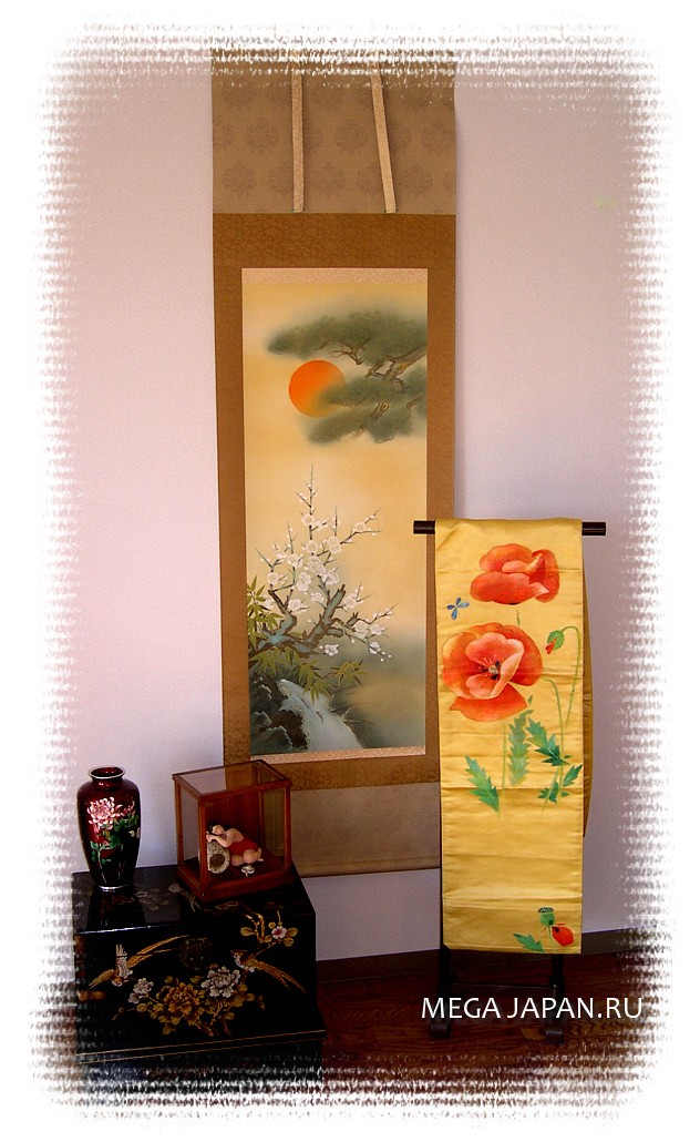 японская картина, ваза клуазоне и пояс-оби в интерьере
