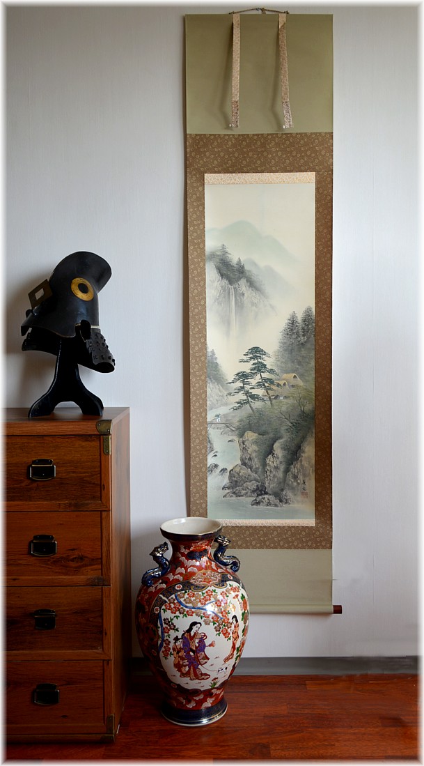 японский интерьер" японская фарфоровая напольная ваза, японский рисунок на свитке Пейзаж с мостиком, самурайский боевой шелм