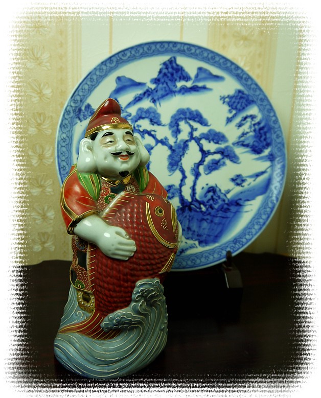 японский антикварный фарфор: статуэтка ЭБИСУ и тарелка интерерная