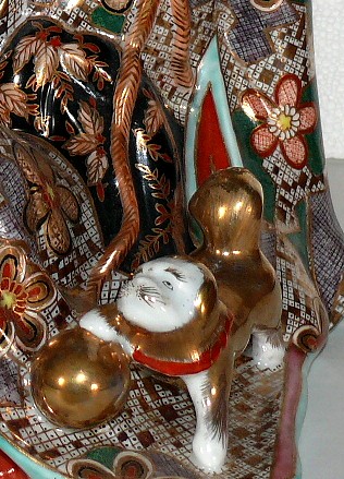 антикварная фарфоровая статуэтка Имари, деталь