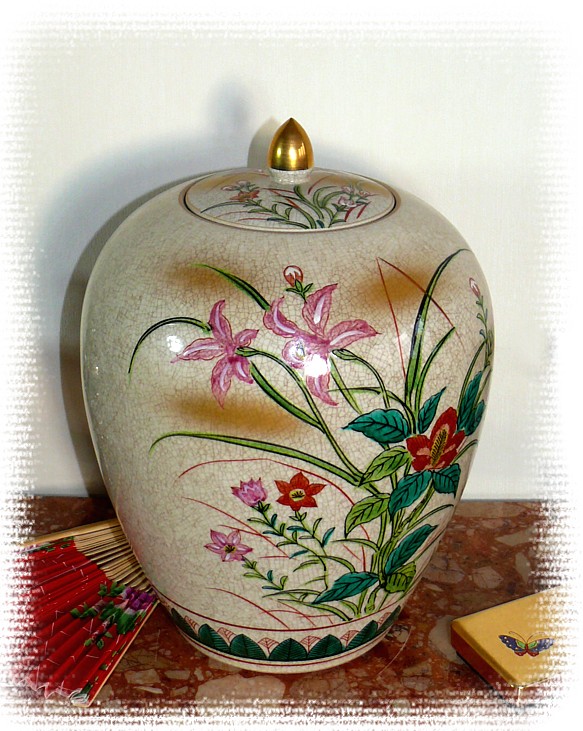 японская старинная фарфоровая ваза с крышкой