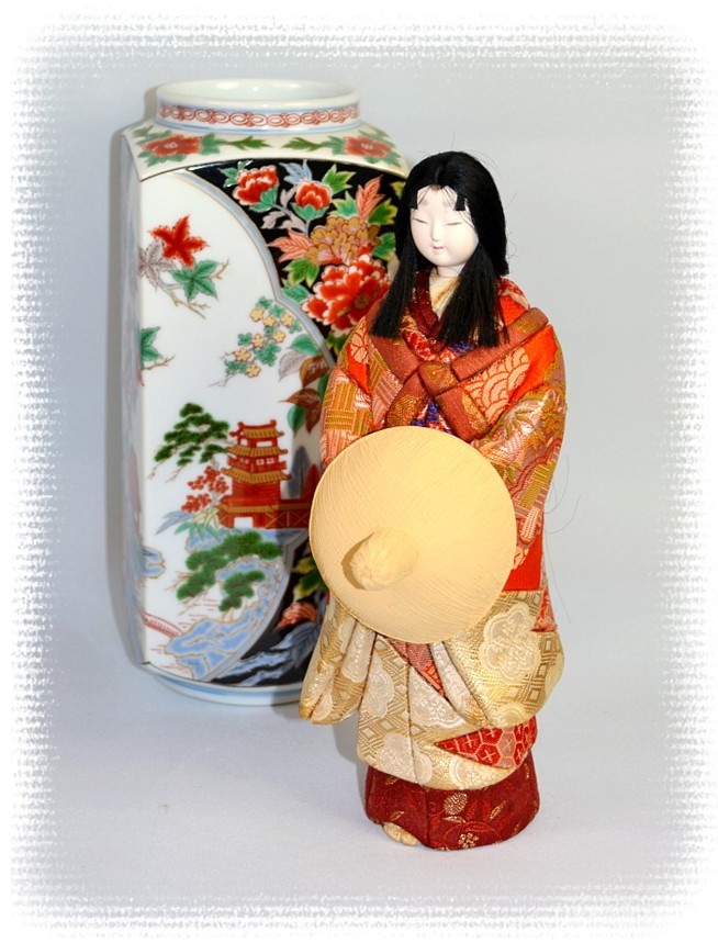 японское искусство: фарфоровая ваза и кукла