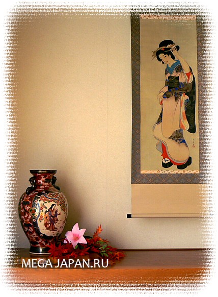 японский интерьер: старинная фарфоровая ваза Имари  и рисунок на свитке 
