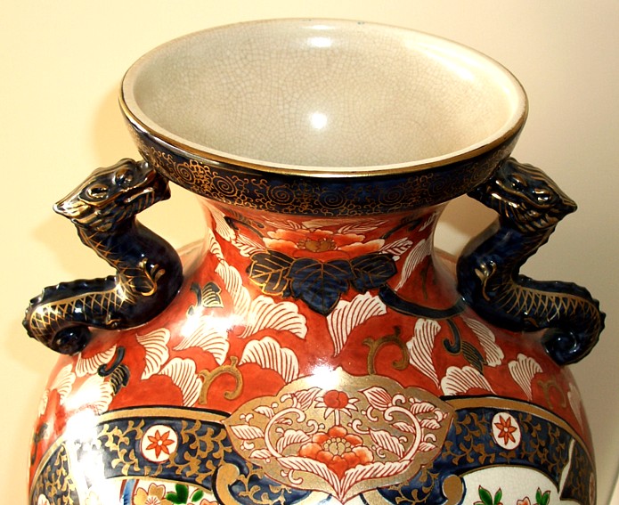 деталь росписи и рельефа на японской старинной вазе