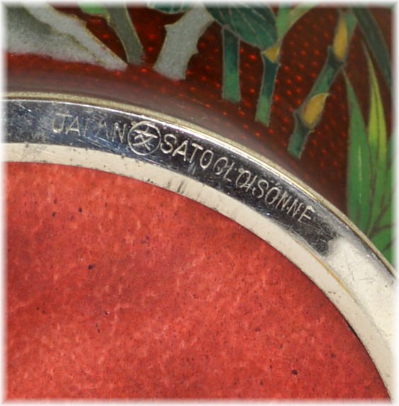 подпись на серебряном ободе дна японской вазы клуазонне