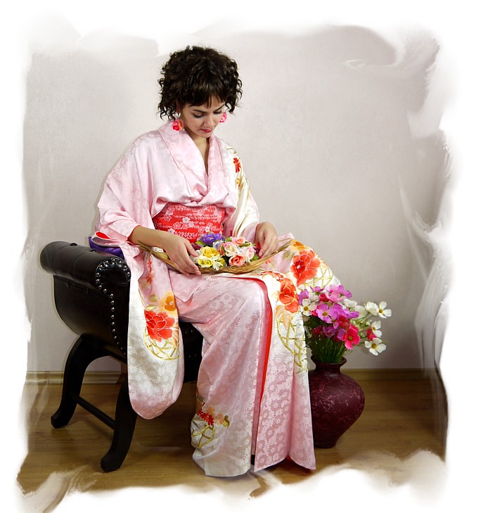 японская традиционная одежда: шелковое кимоно и пояс-оби