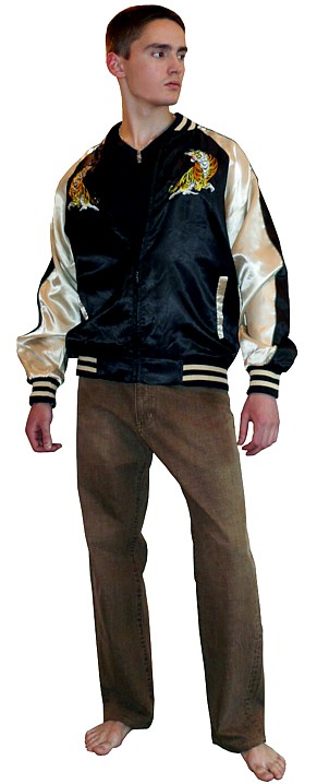 японская мужская куртка-бомбер с вышивкой ТИГР на СКАЛЕ