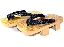 традиционная японская деревянная  обувь 
