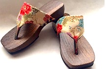 стильная японская обувь из дерева