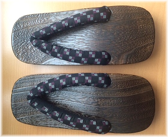 японская деревянная традиционная обувь для улицы