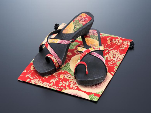 японская традиционная женская обувь из натуральново дерева