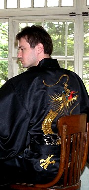 японское кимоно: мужской халат с вышивкой