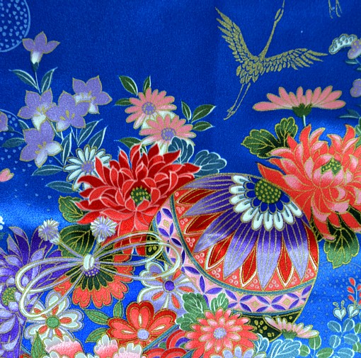 рисунок ткани японского халата-кимоно ярко- синего цвета