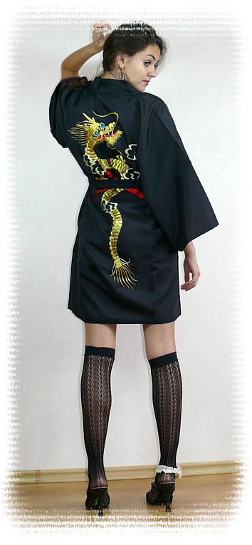 женский халатик-кимоно с вышивкой, Япония